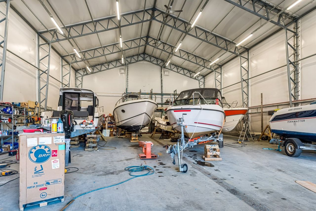 Båtar inne i verkstaden til Aasheim Slipp