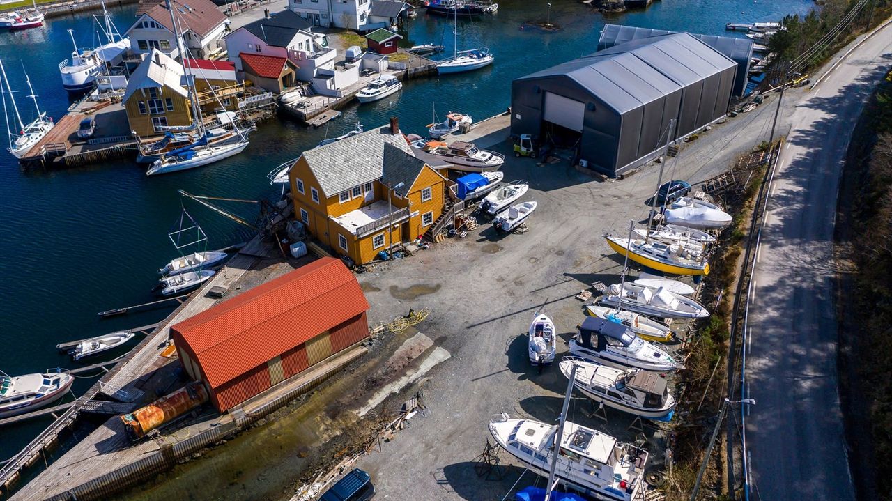 Luftfoto av Aasheim Slipp anlegget i Sagvåg